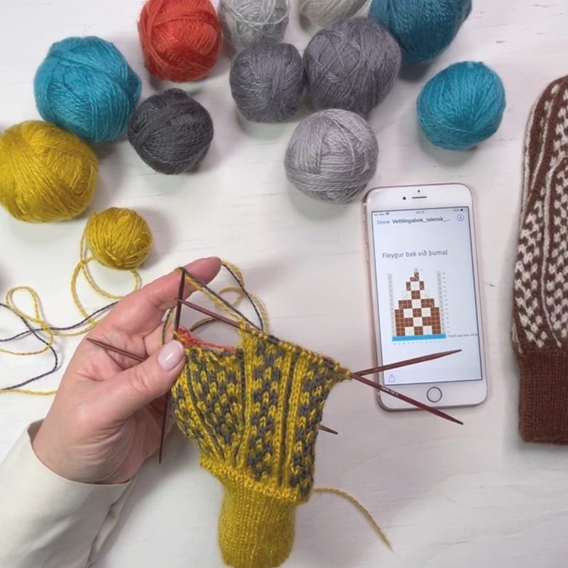 Icelandic Mittens: 25 Traditional Patterns Made New by Hélène Magnússon