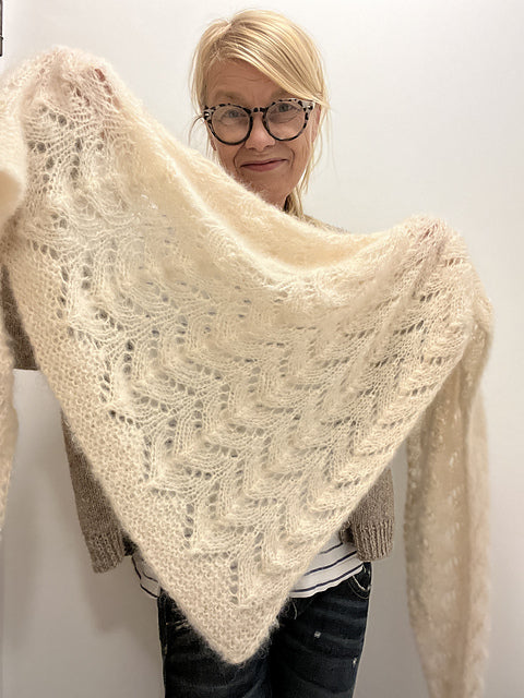 Cozy Walk Shawl by Isabelle Kraemer