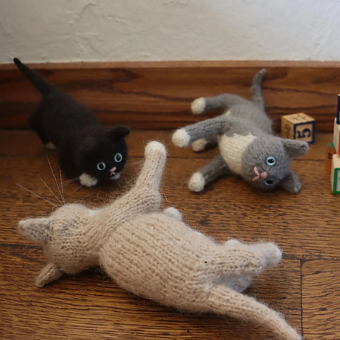 Victorian Housecats to Knit by Sara Elizabeth Kellner