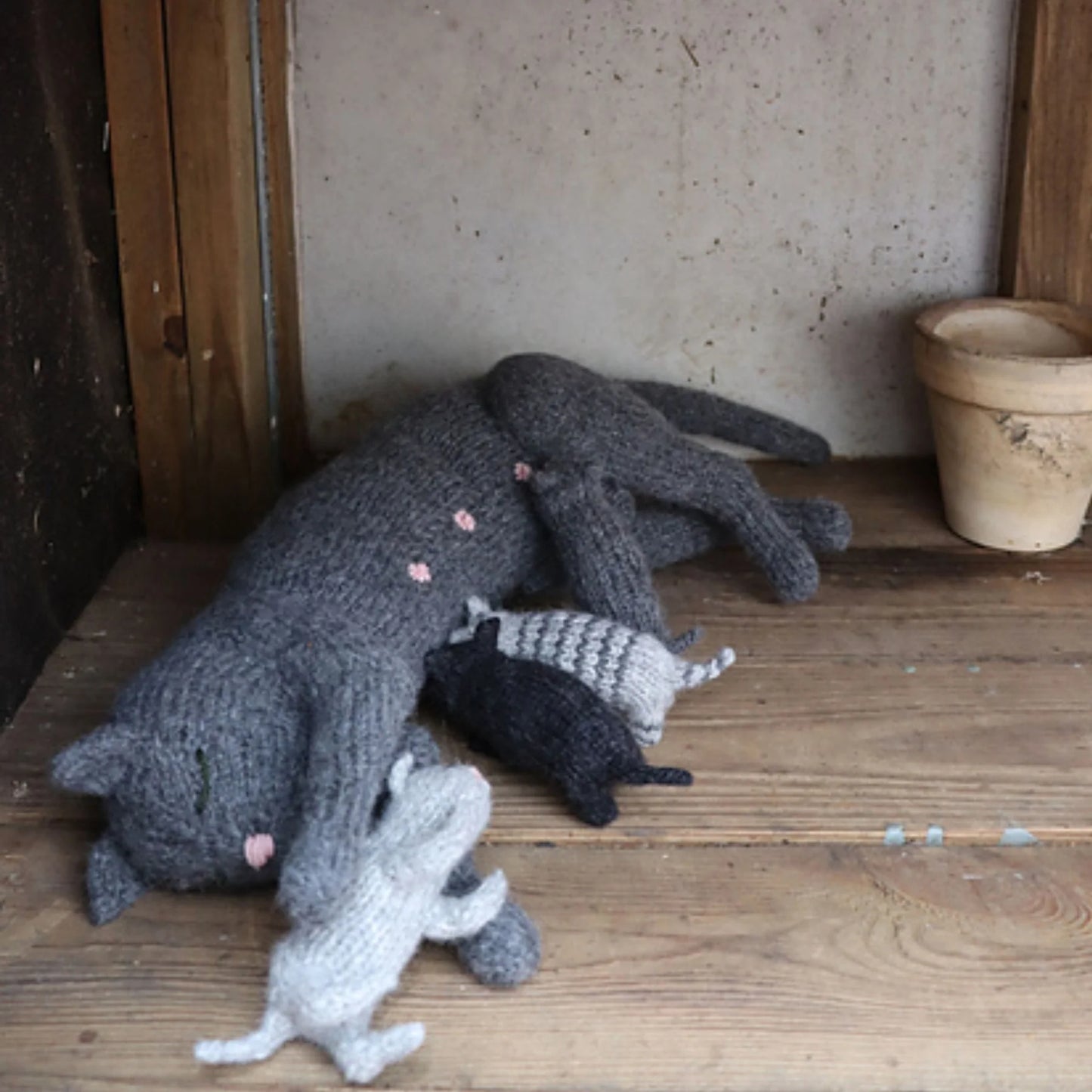 Victorian Housecats to Knit by Sara Elizabeth Kellner
